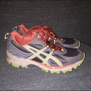 Women’s ASICS Gel Kahana 6 - Barely worn!